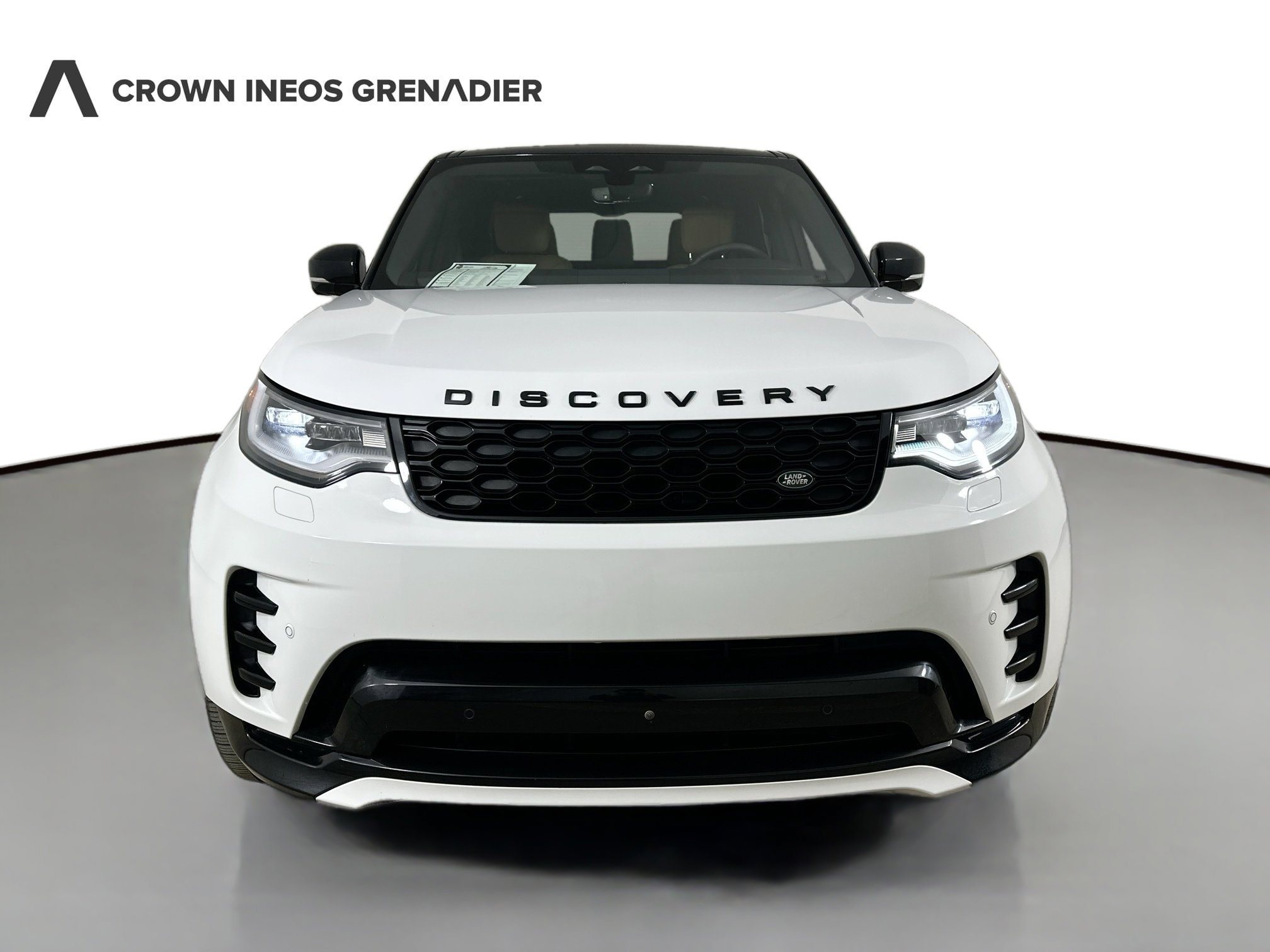 Used 2024 Land Rover Discovery Dynamic SE AWD/4WD image 2