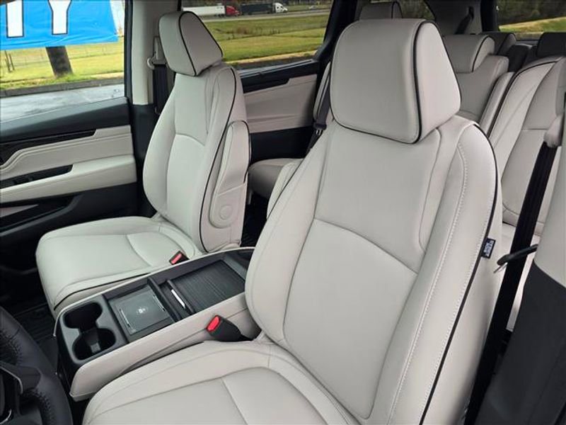 New 2026 Honda Odyssey Touring image 14