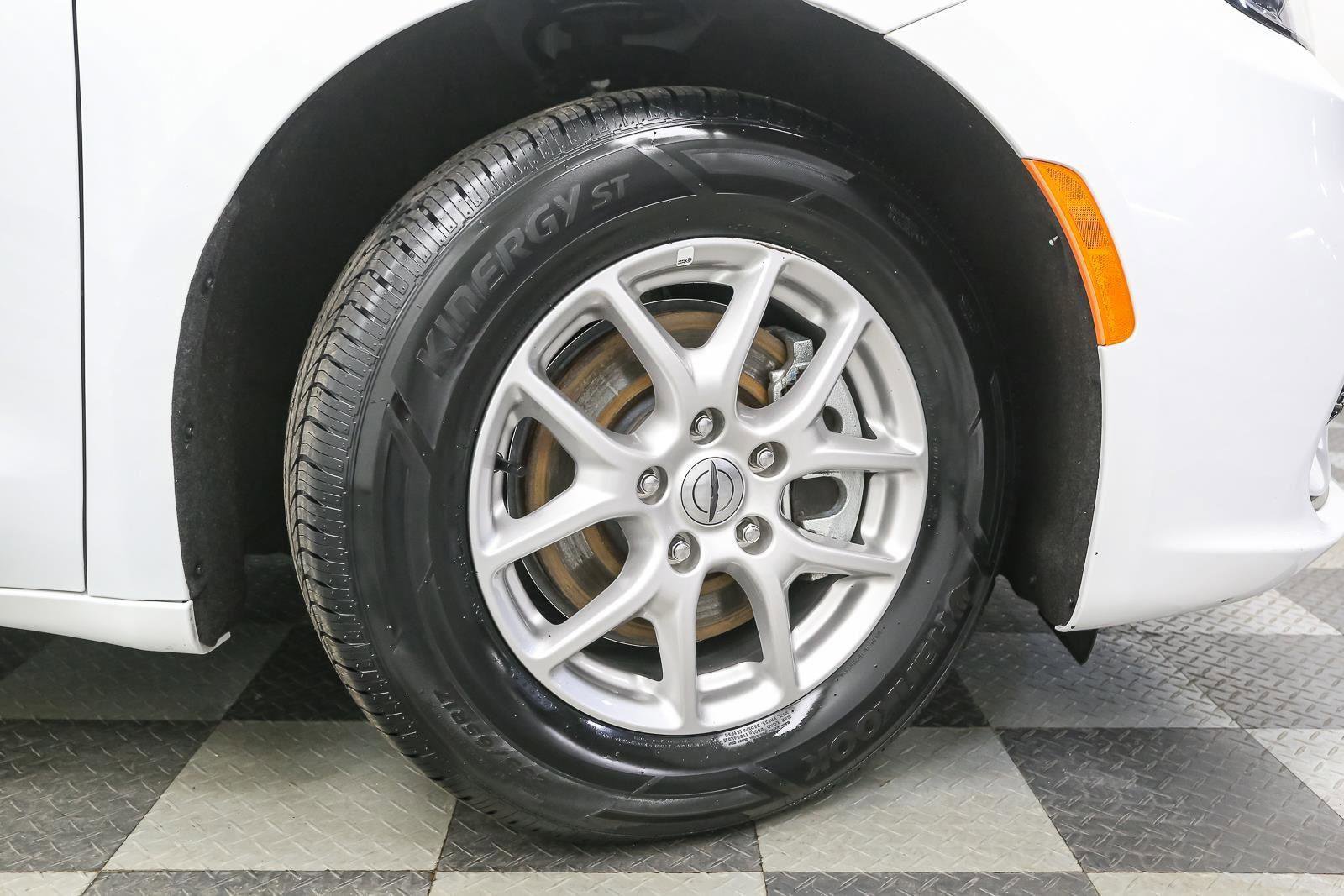 Used 2025 Chrysler Pacifica Select image 15