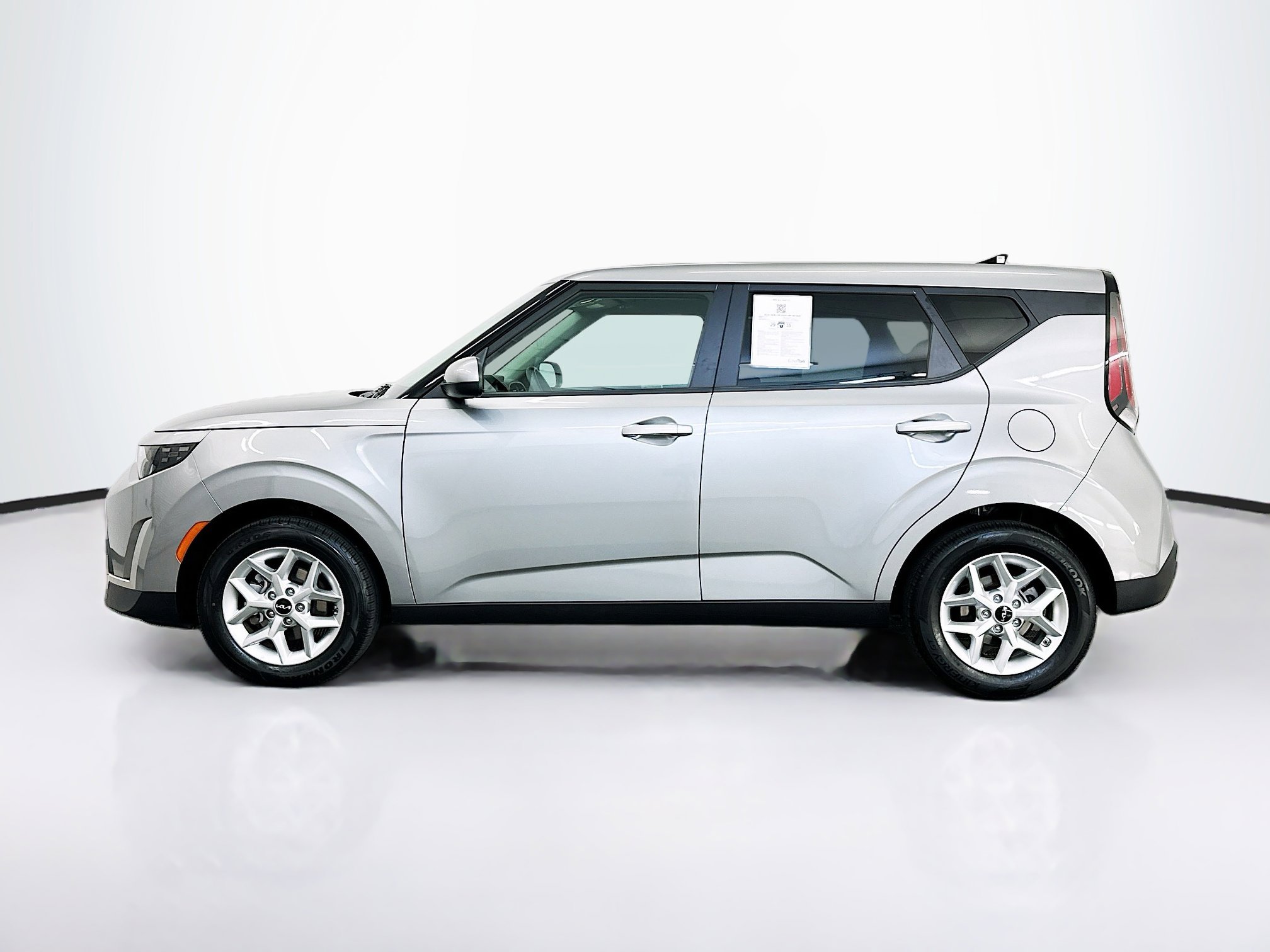 Used 2025 Kia Soul LX w/ LX Technology Package FWD image 4