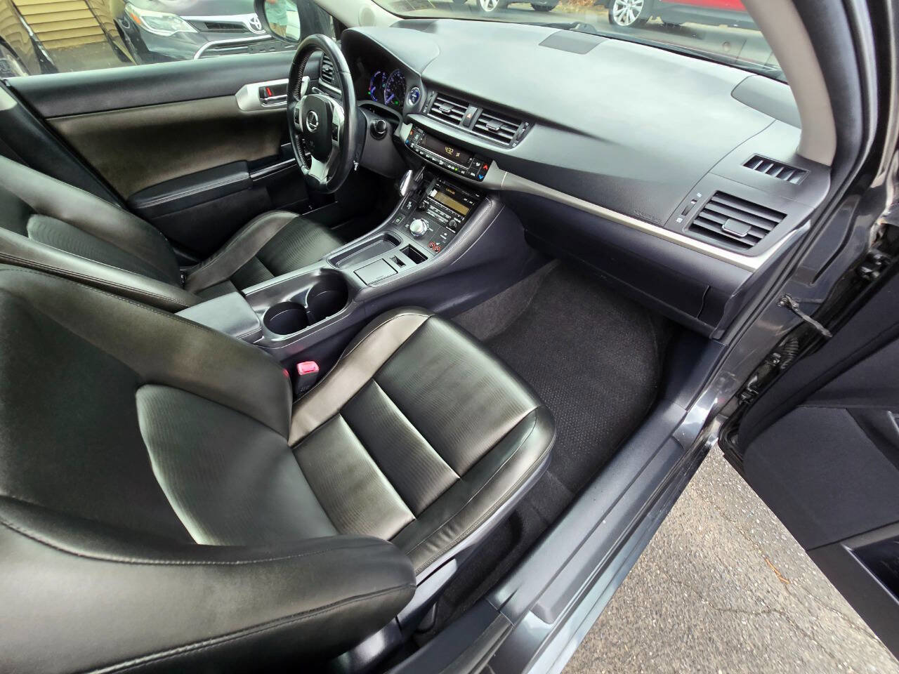 Used 2011 Lexus CT 200h Premium image 30