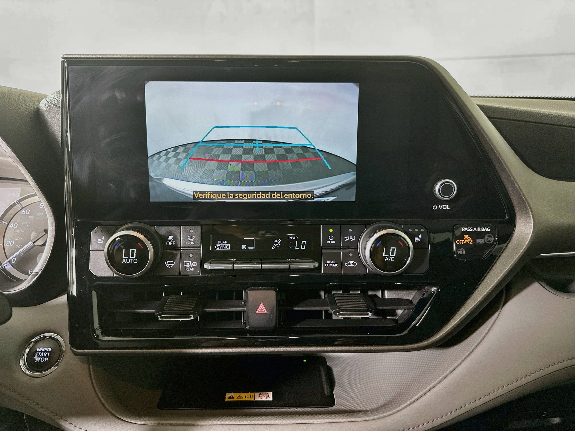 Used 2023 Toyota Highlander XLE FWD image 25