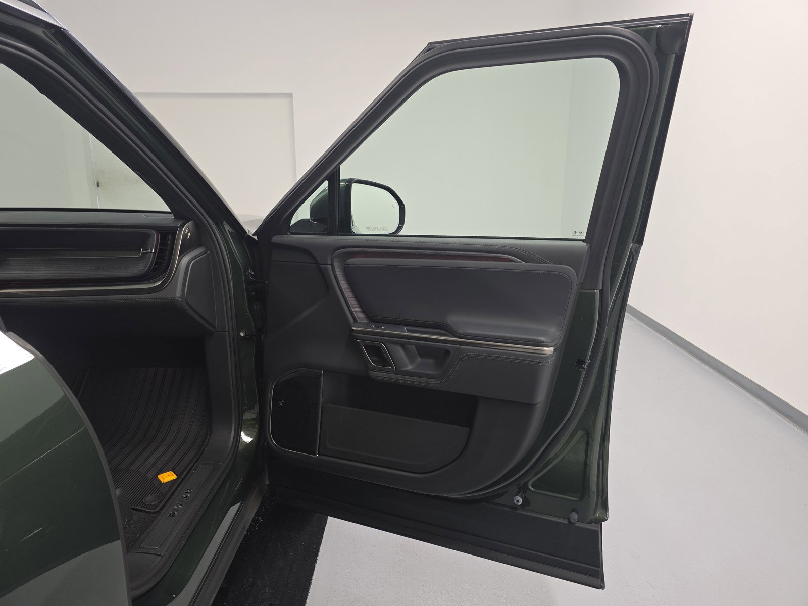 Used 2024 Rivian R1S Adventure AWD/4WD image 18
