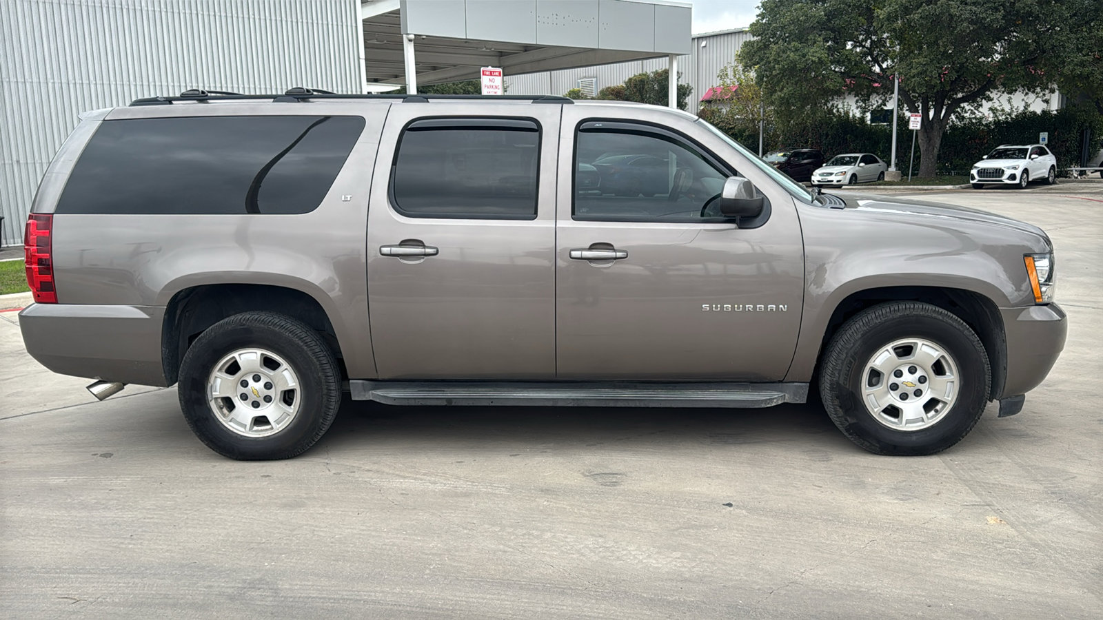 Used 2013 Chevrolet Suburban LT image 8