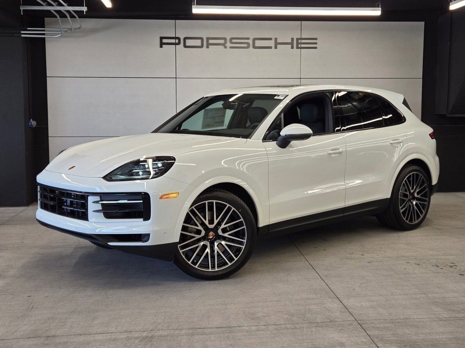 Used 2025 Porsche Cayenne Base image 1
