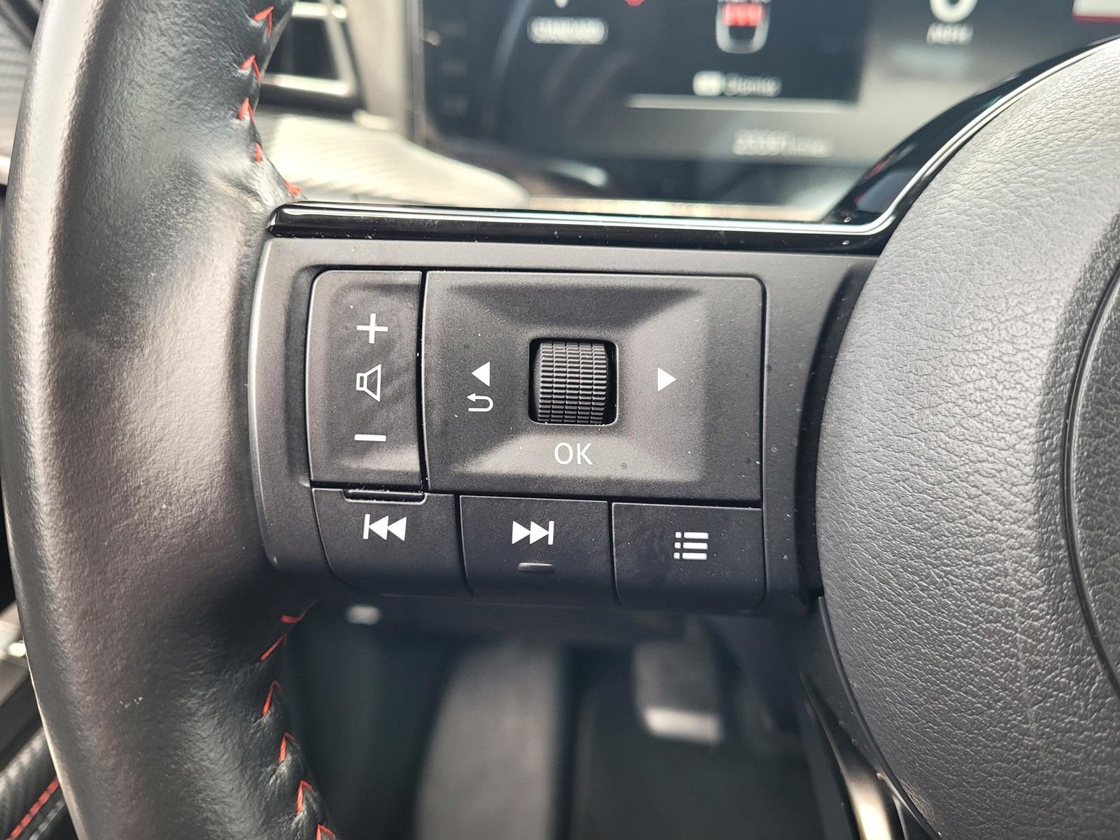 Used 2025 Nissan Kicks SR FWD image 31