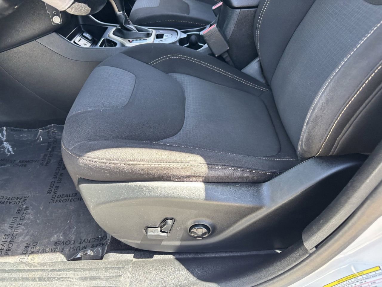 Used 2017 Jeep Cherokee Latitude w/ Comfort & Sound Group FWD image 18