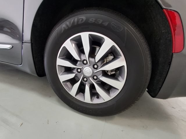 Used 2020 Chrysler Pacifica Touring-L Plus w/ Advanced Safetytec Group FWD image 11