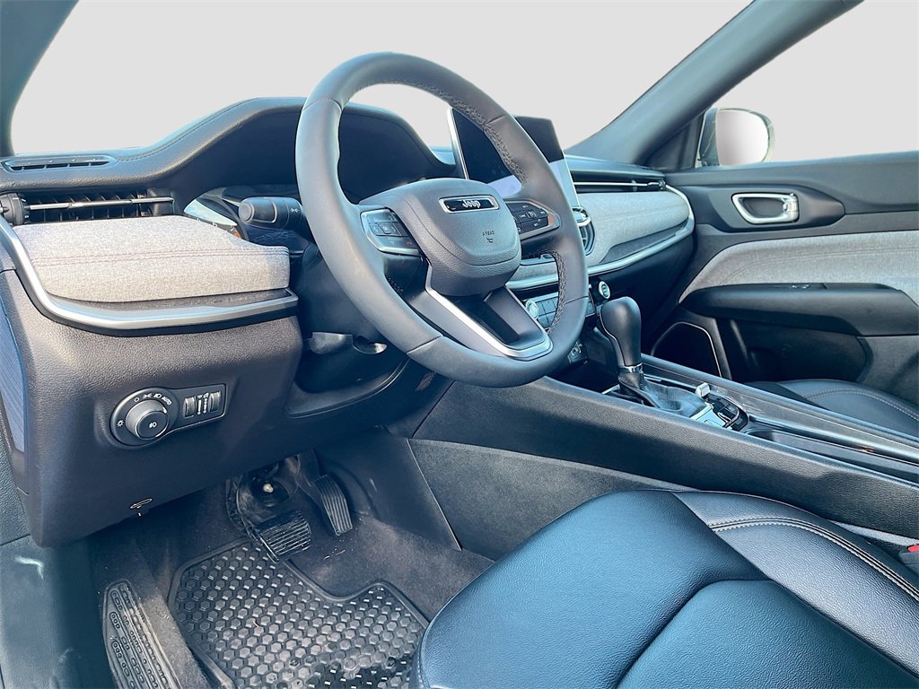 Used 2024 Jeep Compass Latitude image 9