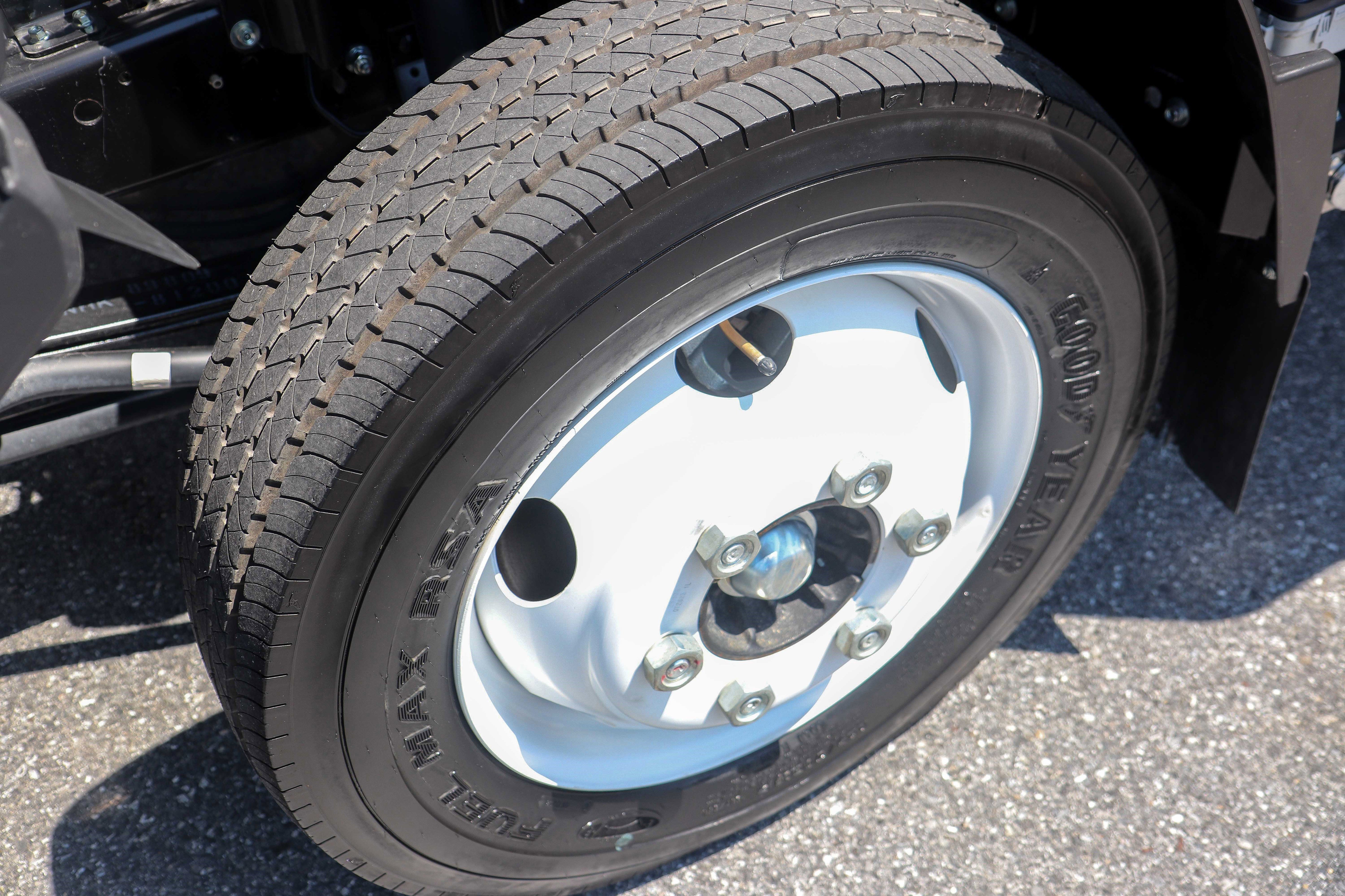 Used 2024 Isuzu NPR image 28