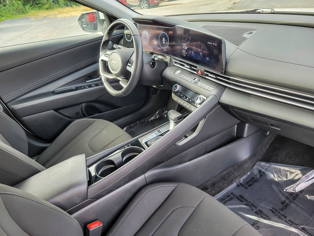 Used 2025 Hyundai Elantra SEL FWD image 31