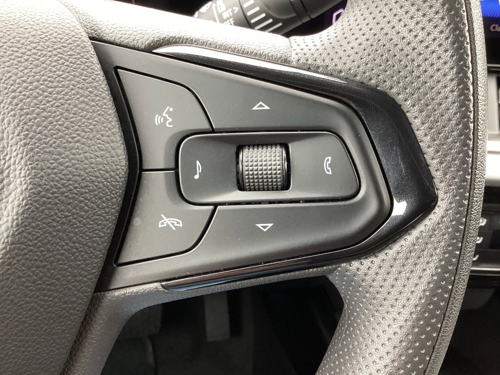 Used 2025 Chevrolet Trax LT FWD image 18