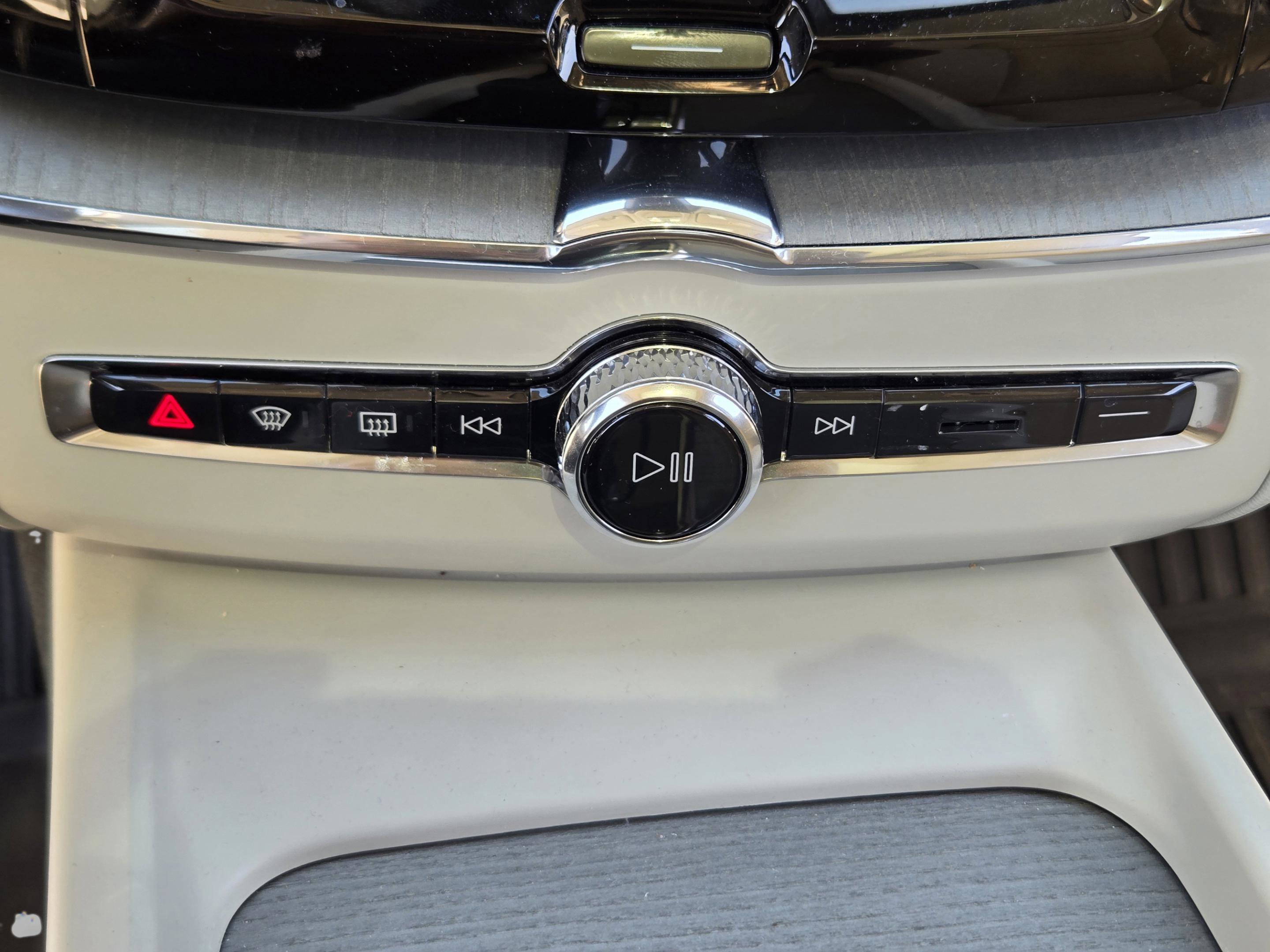 Used 2024 Volvo XC60 B5 Plus w/ Protection Package Premier image 26