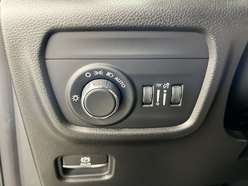 Used 2023 Jeep Grand Cherokee L Altitude AWD/4WD image 17