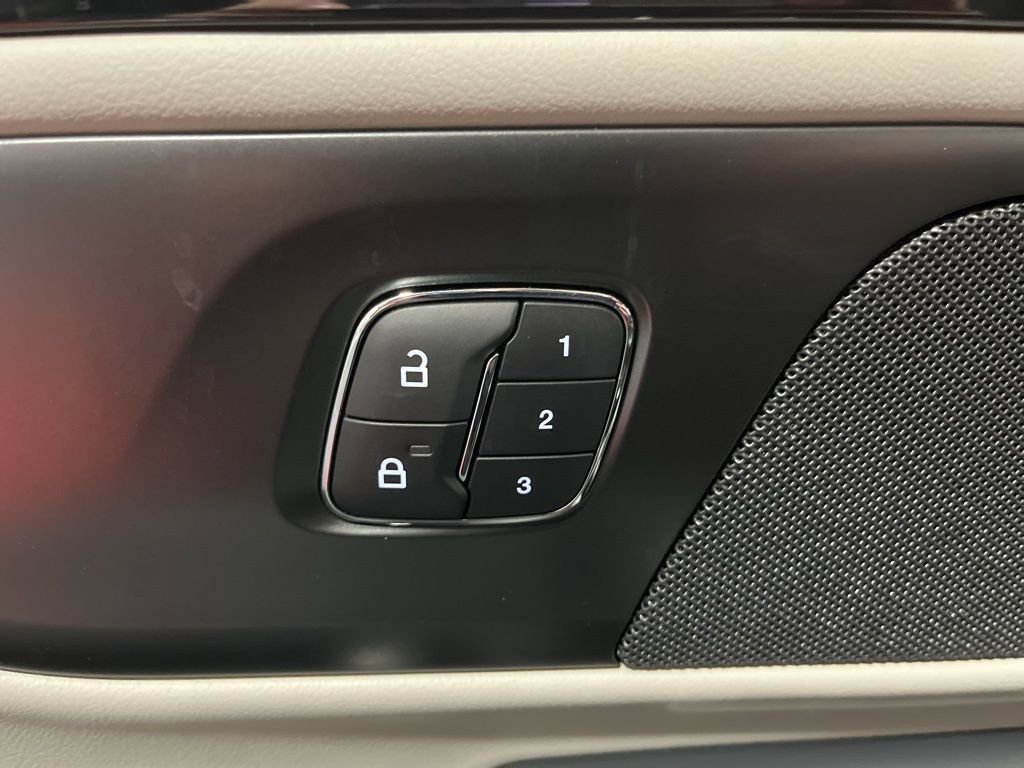 Used 2025 Lincoln Nautilus Reserve image 24