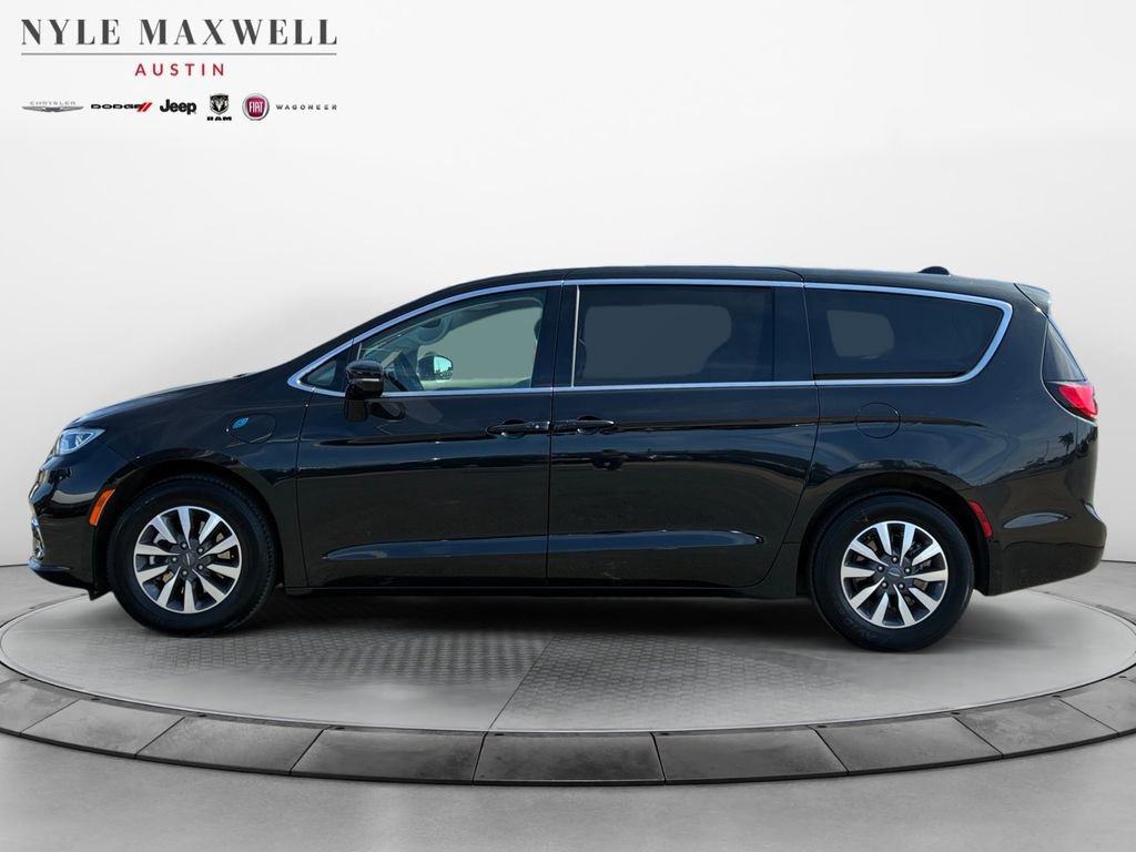 Used 2024 Chrysler Pacifica Select image 13