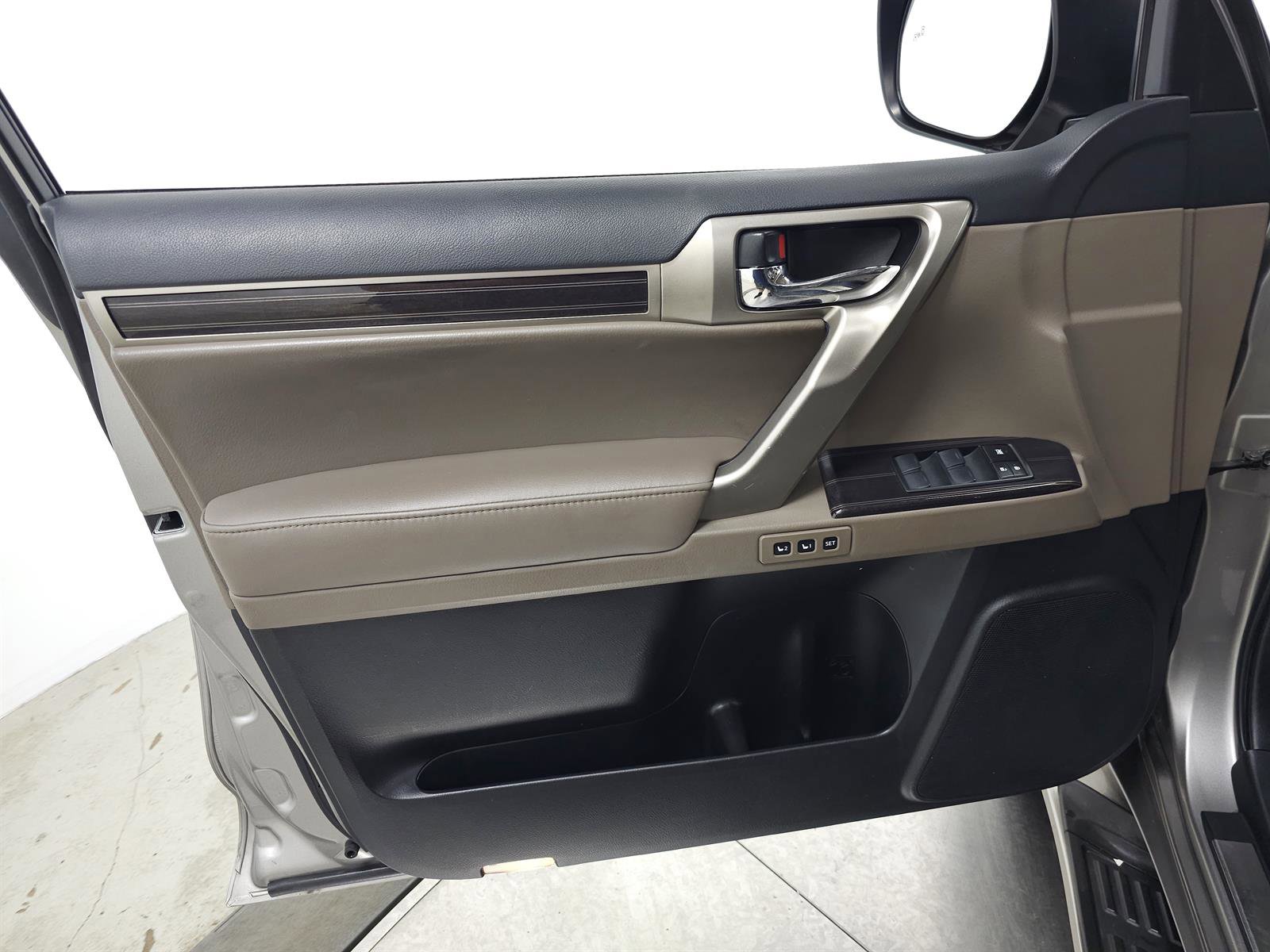 Used 2020 Lexus GX 460 Premium w/ Premium Package AWD/4WD image 15