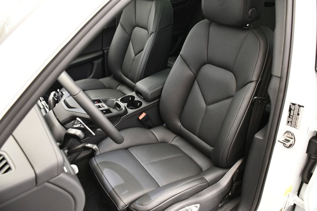 Used 2025 Porsche Macan image 41
