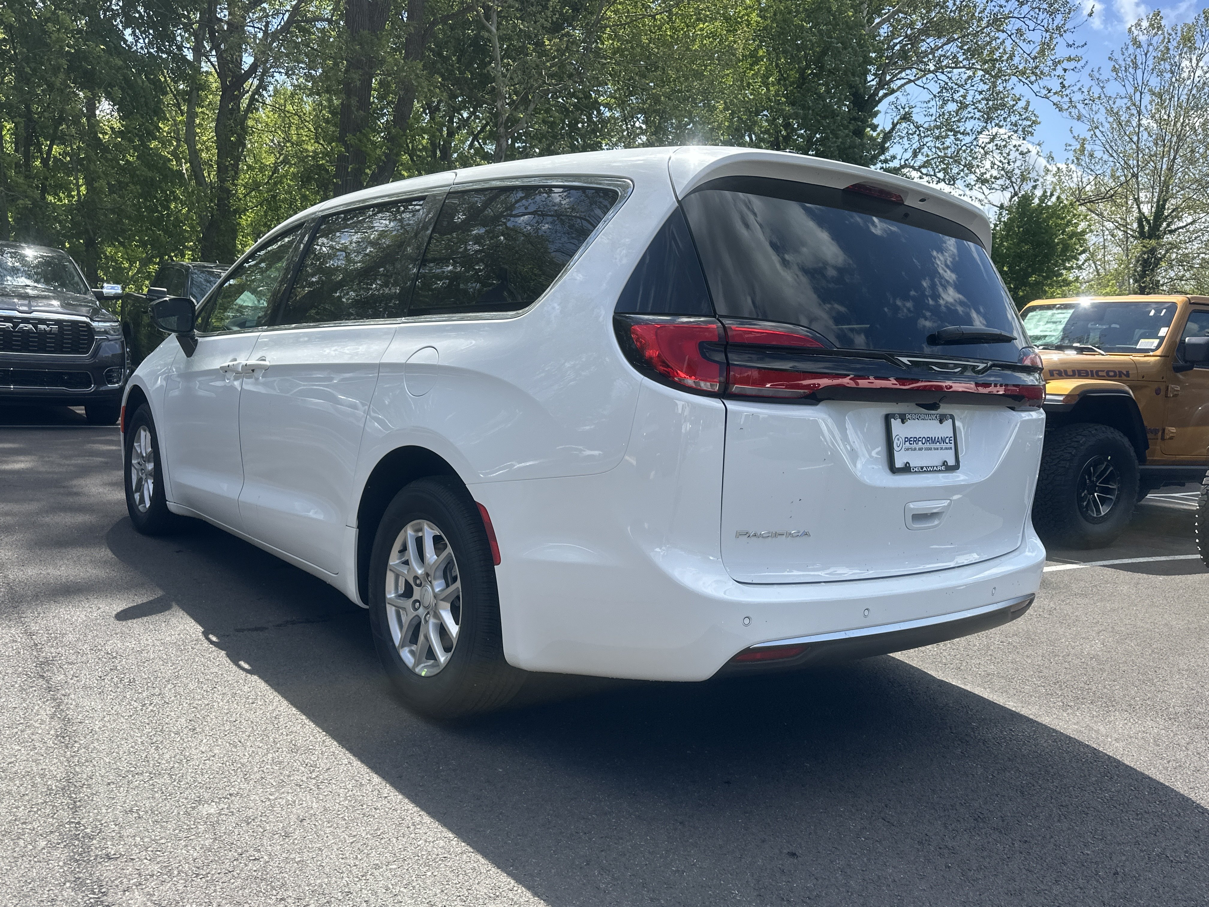 New 2027 Chrysler Pacifica Select FWD image 24