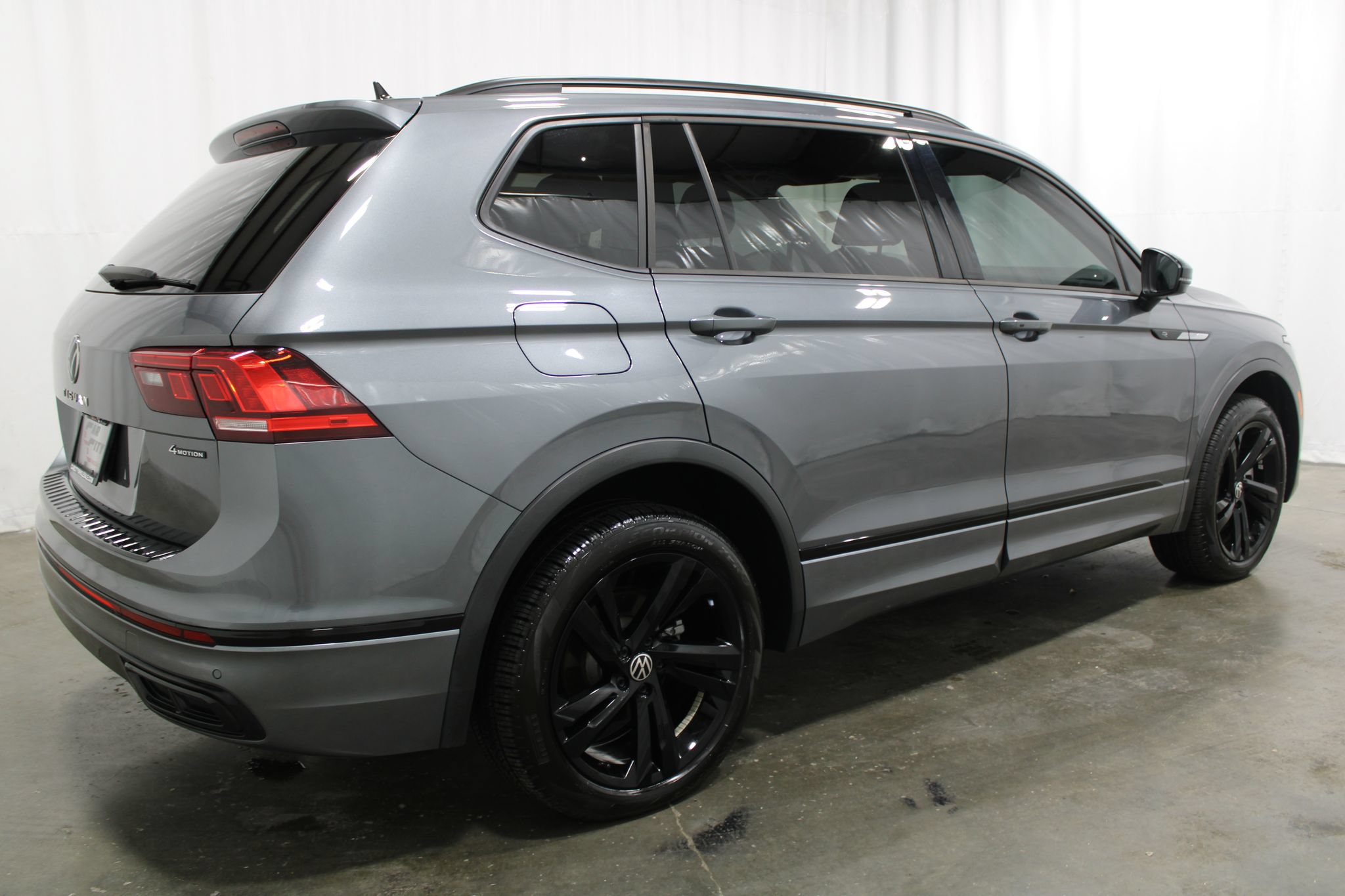 Used 2024 Volkswagen Tiguan SE R-Line AWD/4WD image 6