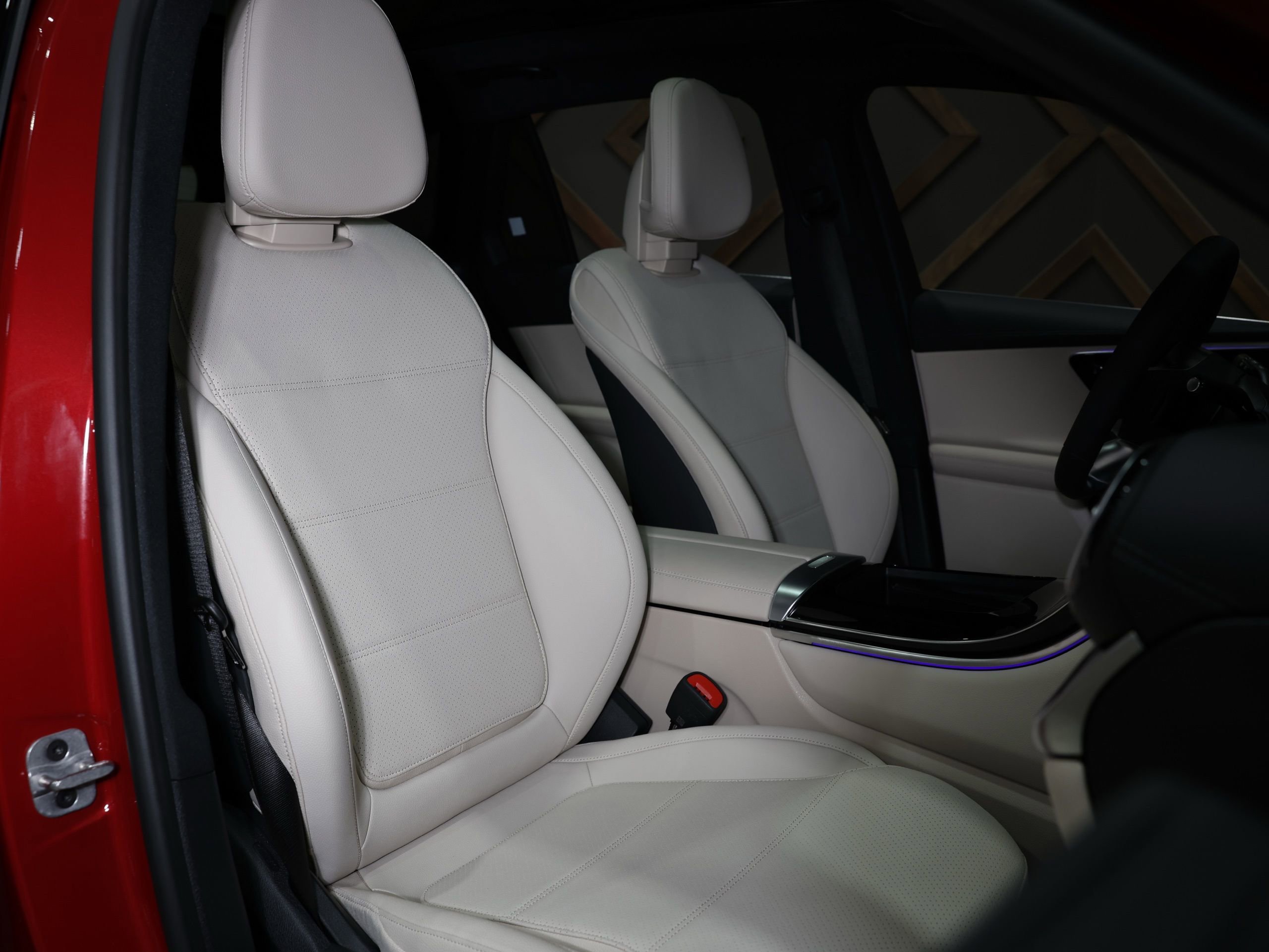 Used 2025 Mercedes-Benz GLC 300 4MATIC image 4