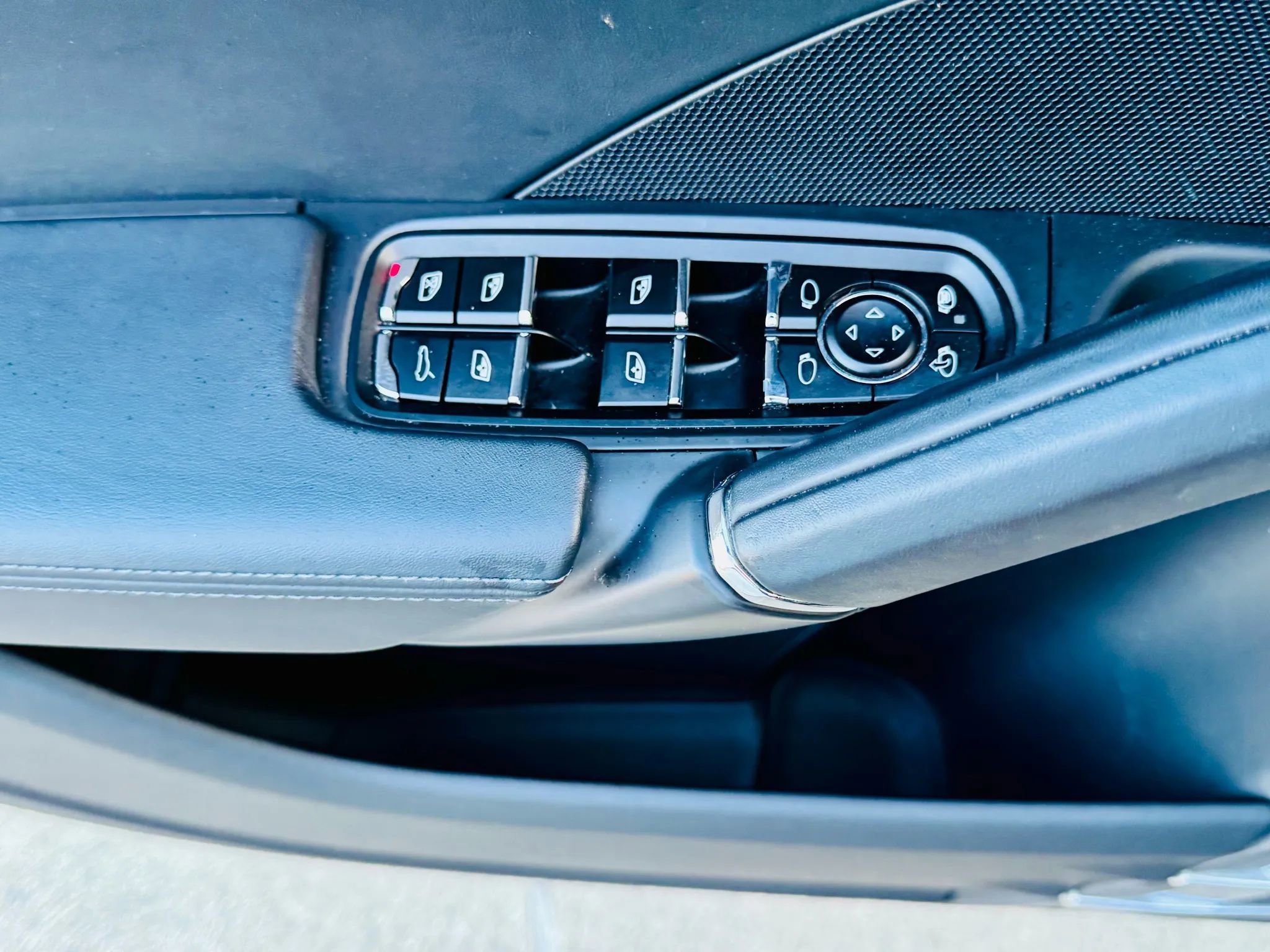 Used 2015 Porsche Cayenne Turbo image 37