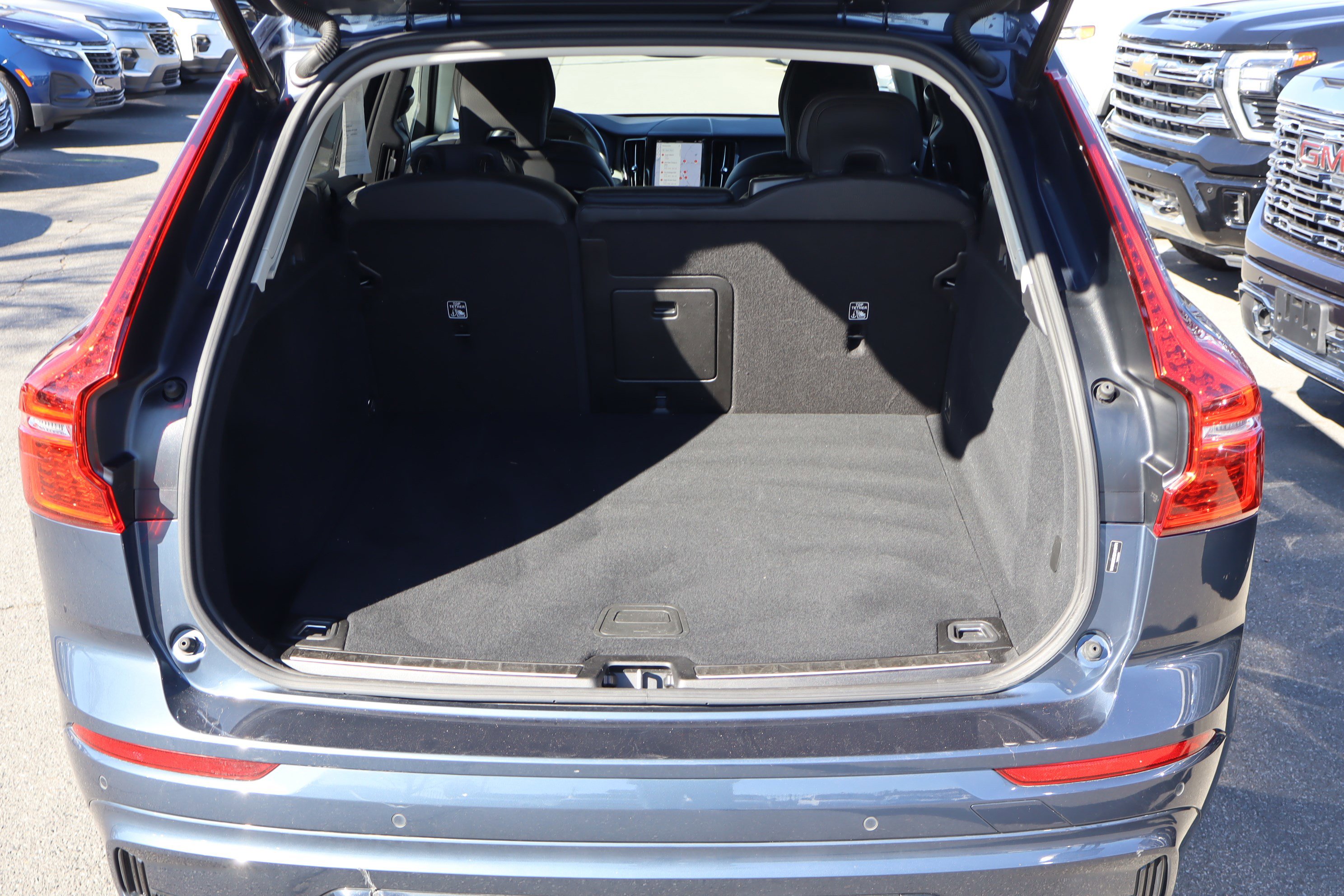 Used 2025 Volvo XC60 B5 Plus image 32