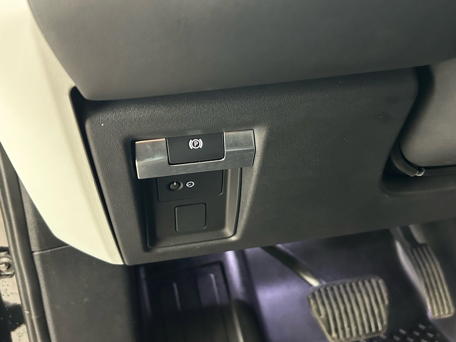 Used 2020 Land Rover Defender 110 HSE image 26