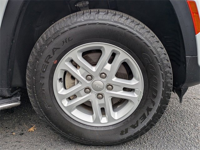 Used 2023 Jeep Grand Cherokee Laredo image 11