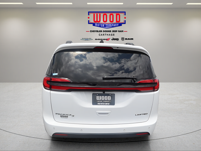 New 2027 Chrysler Pacifica Limited FWD image 4