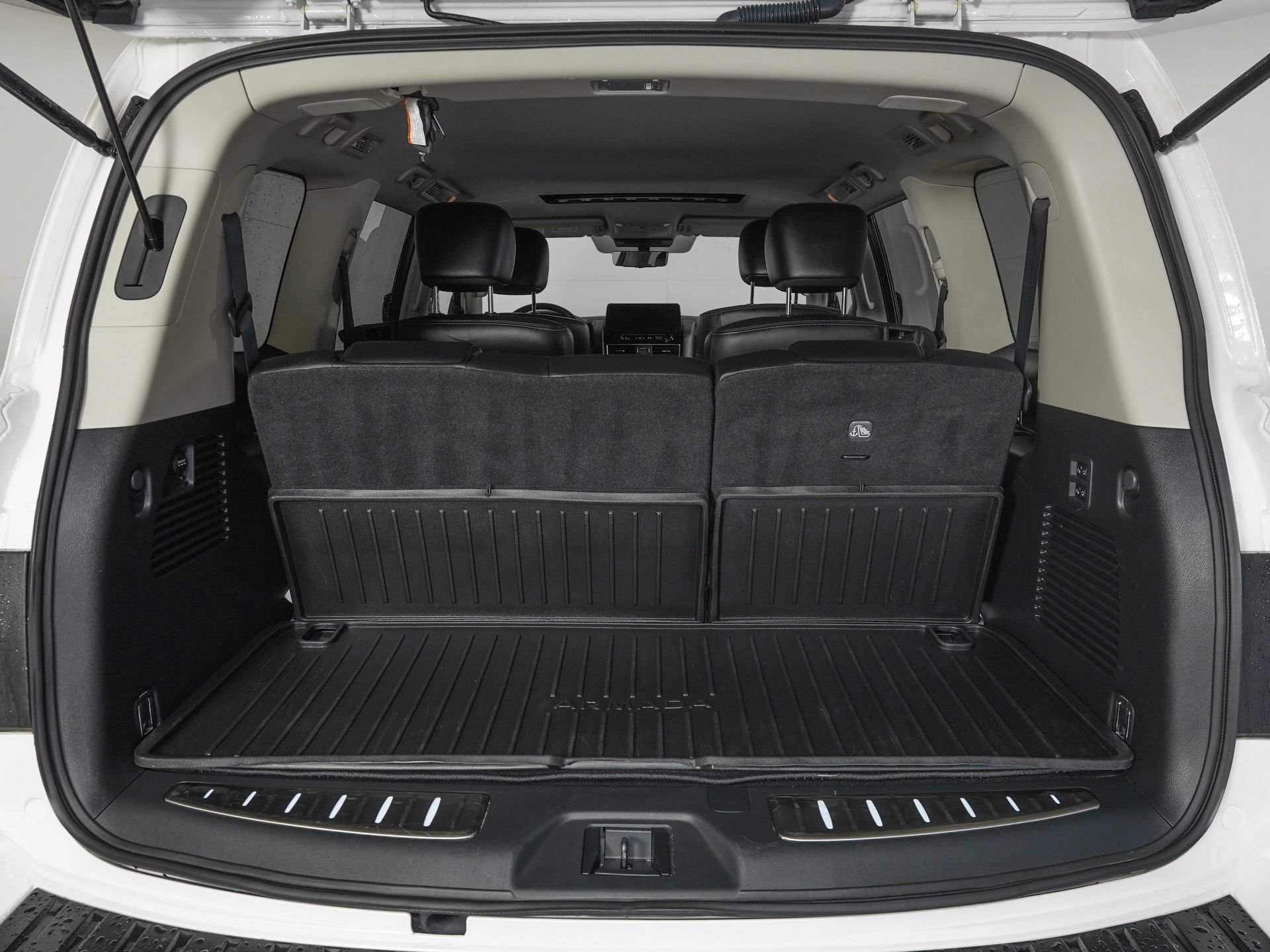 Used 2024 Nissan Armada Platinum w/ Captain's Chairs Package RWD image 11