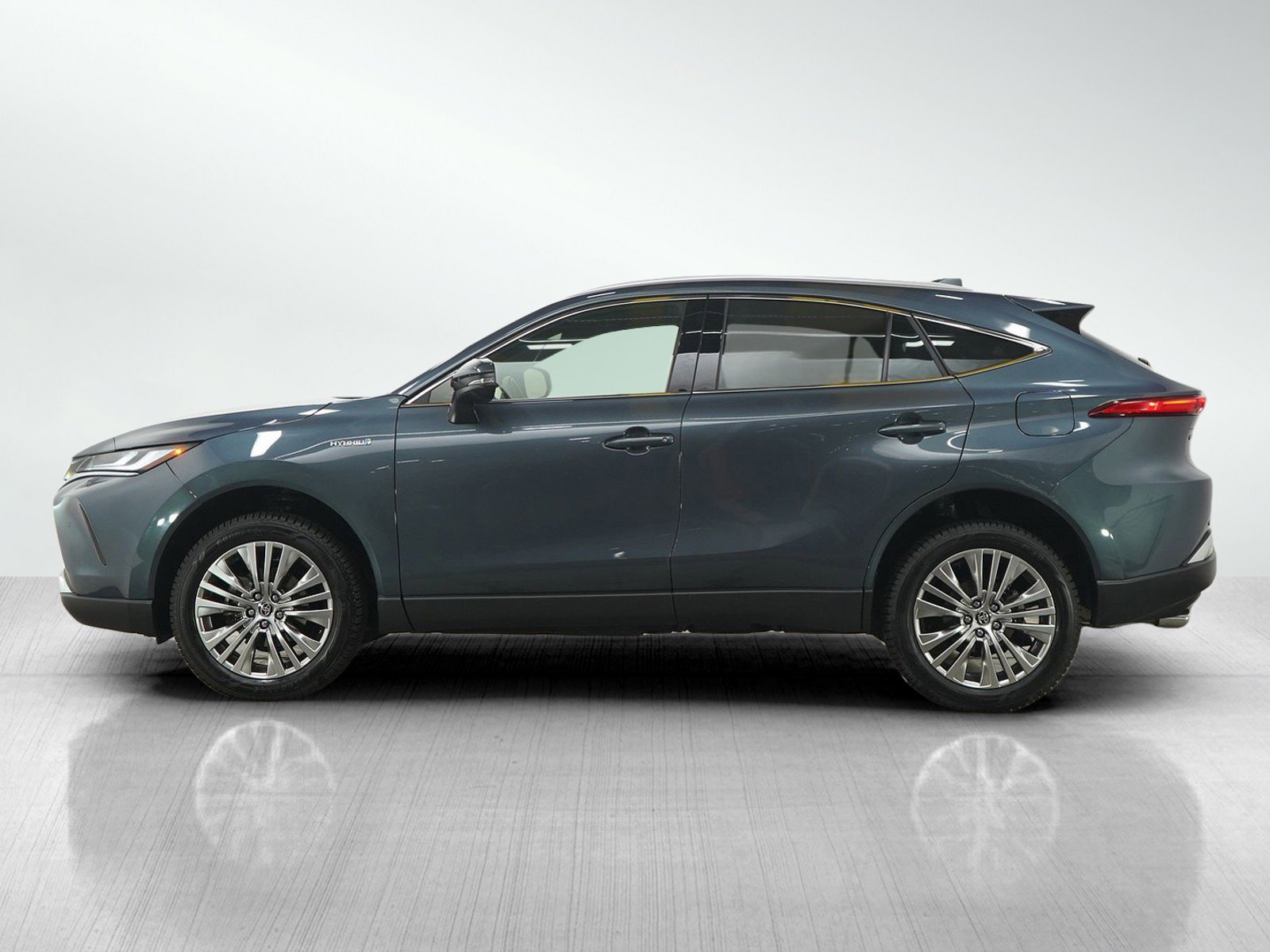 Used 2021 Toyota Venza XLE image 2