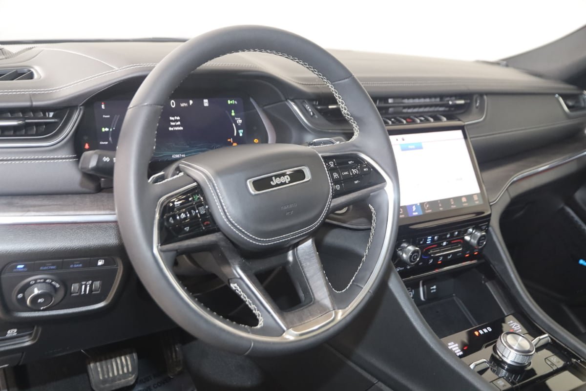 Used 2023 Jeep Grand Cherokee Overland w/ Luxury Tech Group IV AWD/4WD image 6