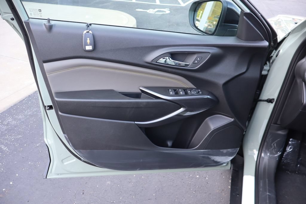 New 2026 Chevrolet Trax ACTIV w/ Sunroof Package FWD image 4