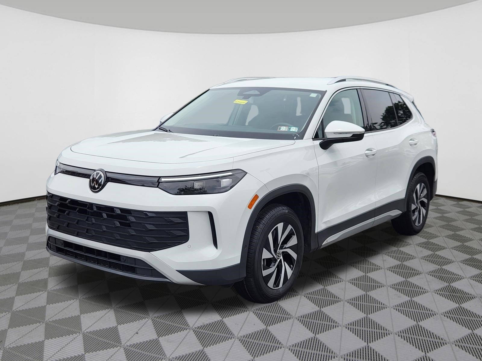 Certified 2025 Volkswagen Tiguan S AWD/4WD image 2