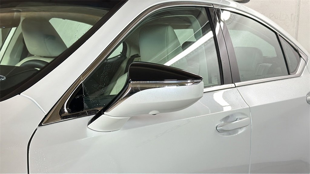 Certified 2025 Lexus ES 350 Ultra Luxury w/ Accessory Package (Z2) image 5