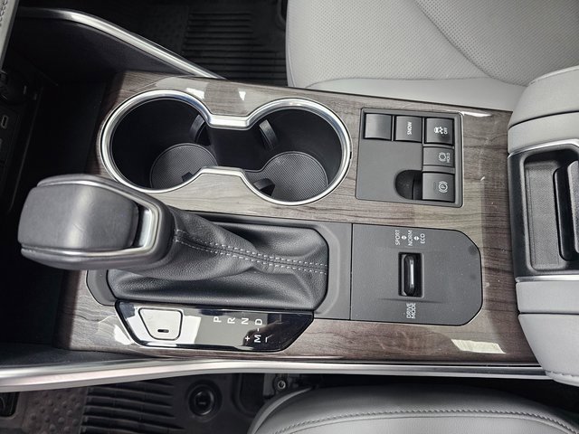 Used 2024 Toyota Highlander Limited image 16