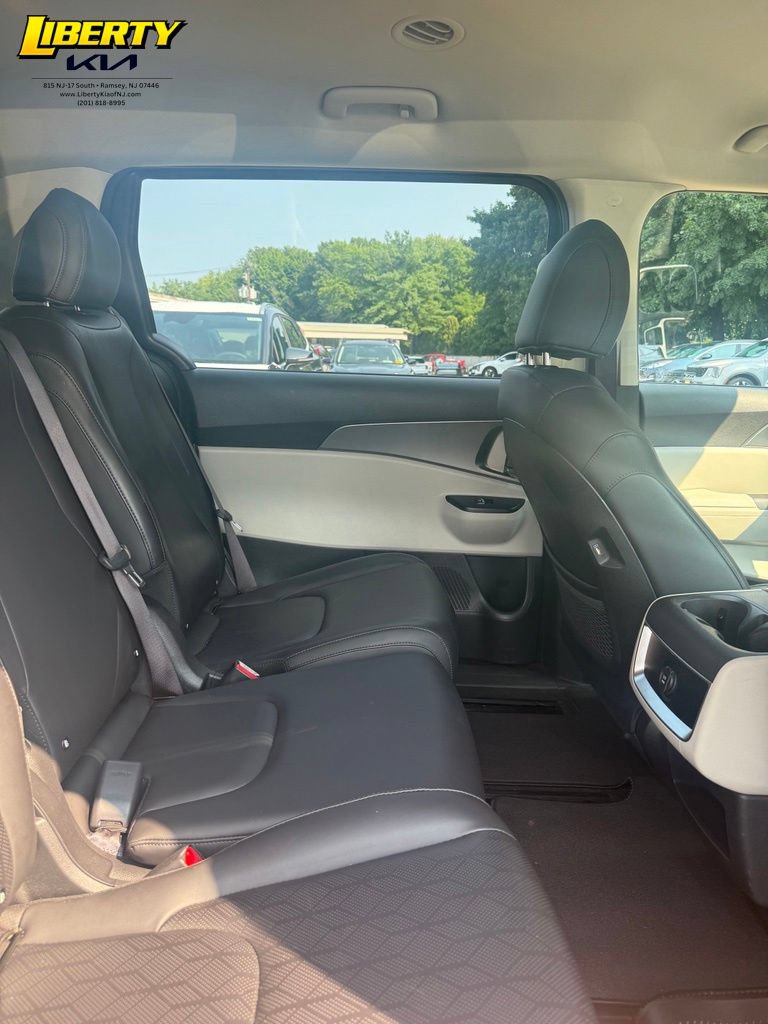 Used 2023 Kia Carnival LX FWD image 10