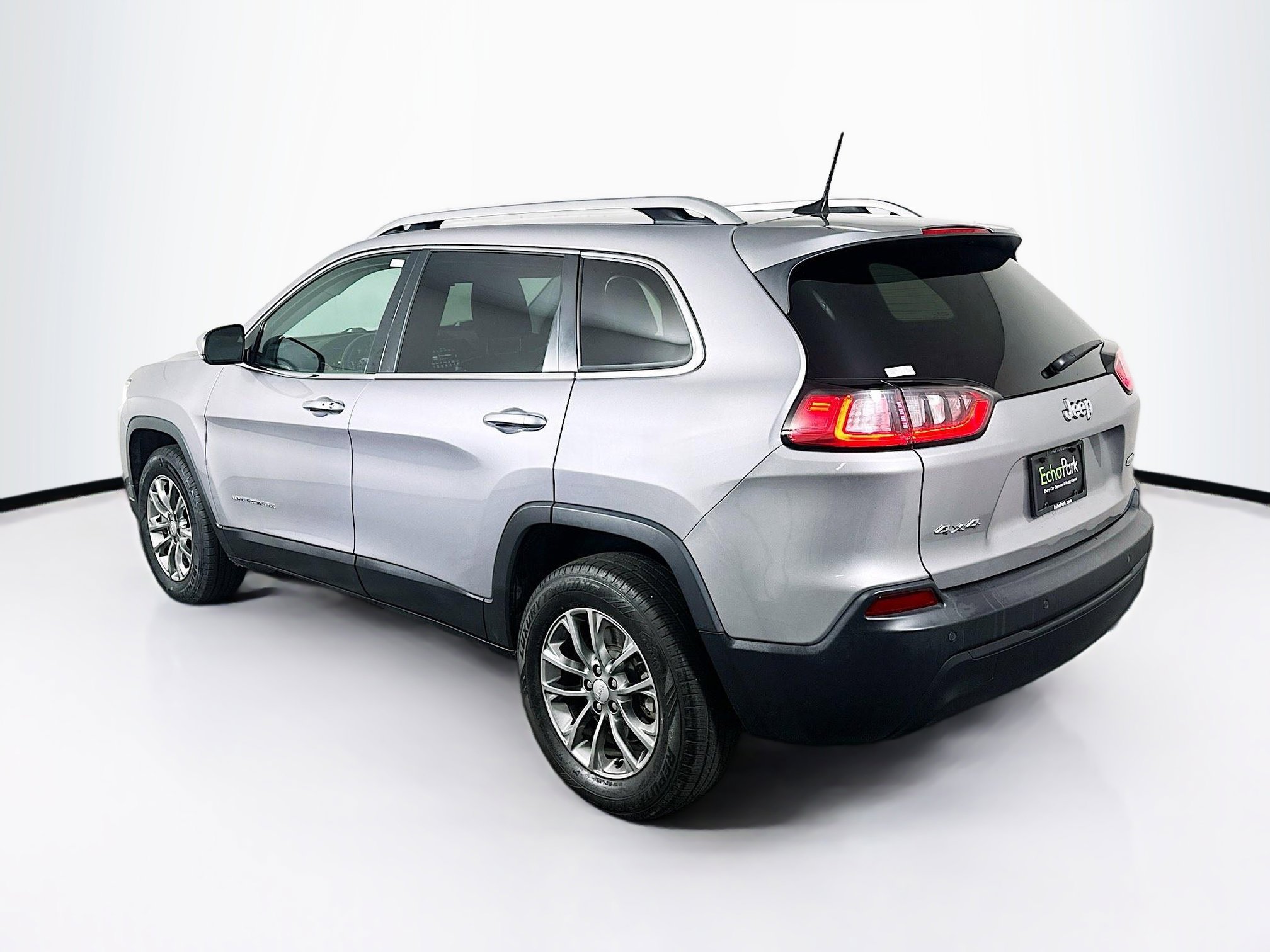 Used 2019 Jeep Cherokee Latitude Plus w/ Cold Weather Group AWD/4WD image 5