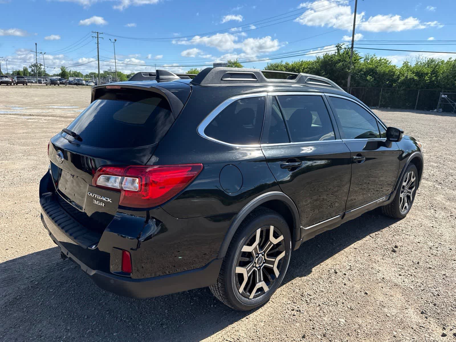 Used 2017 Subaru Outback 3.6R Limited AWD/4WD image 3