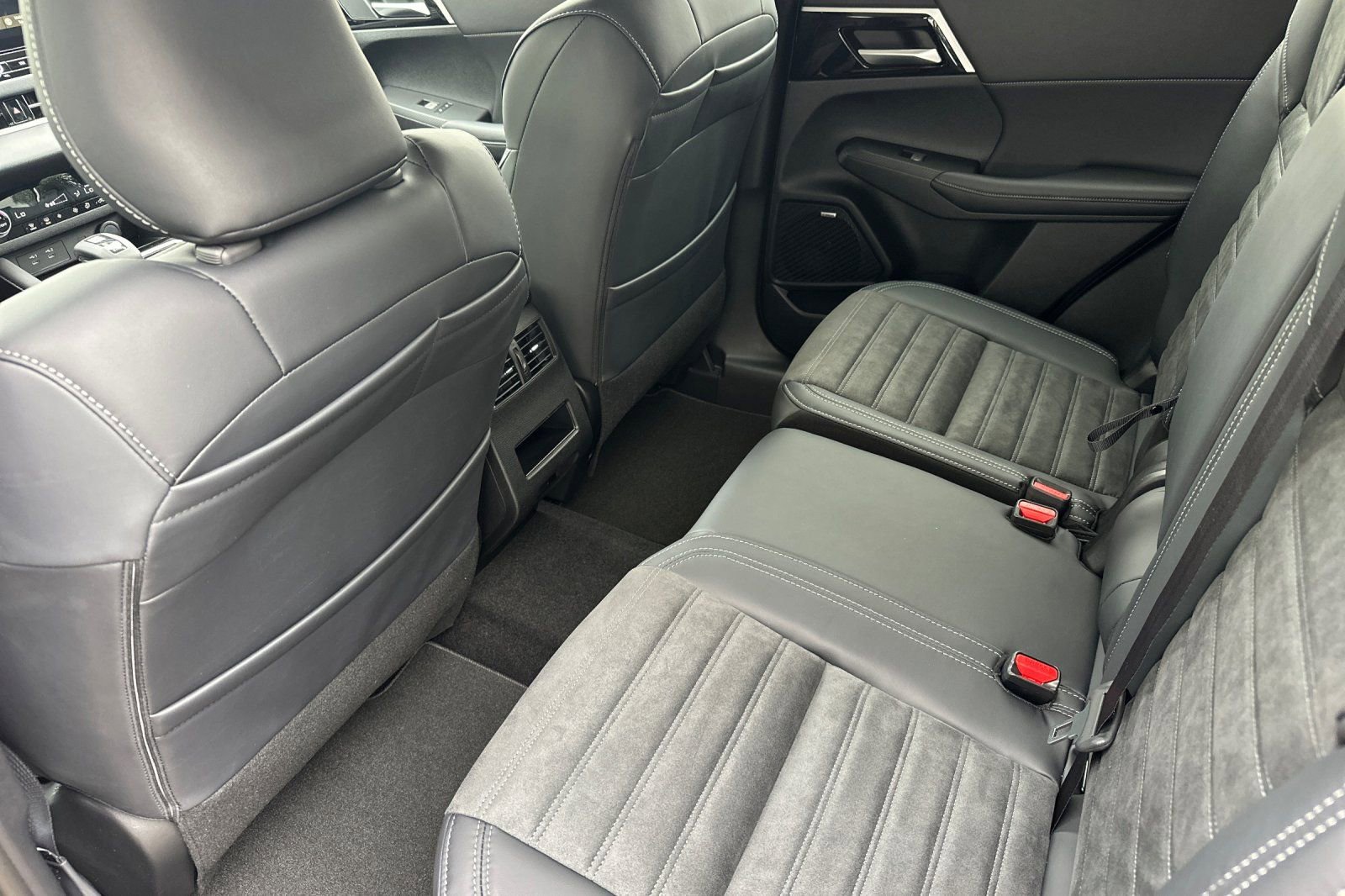 New 2025 Mitsubishi Outlander SE image 11