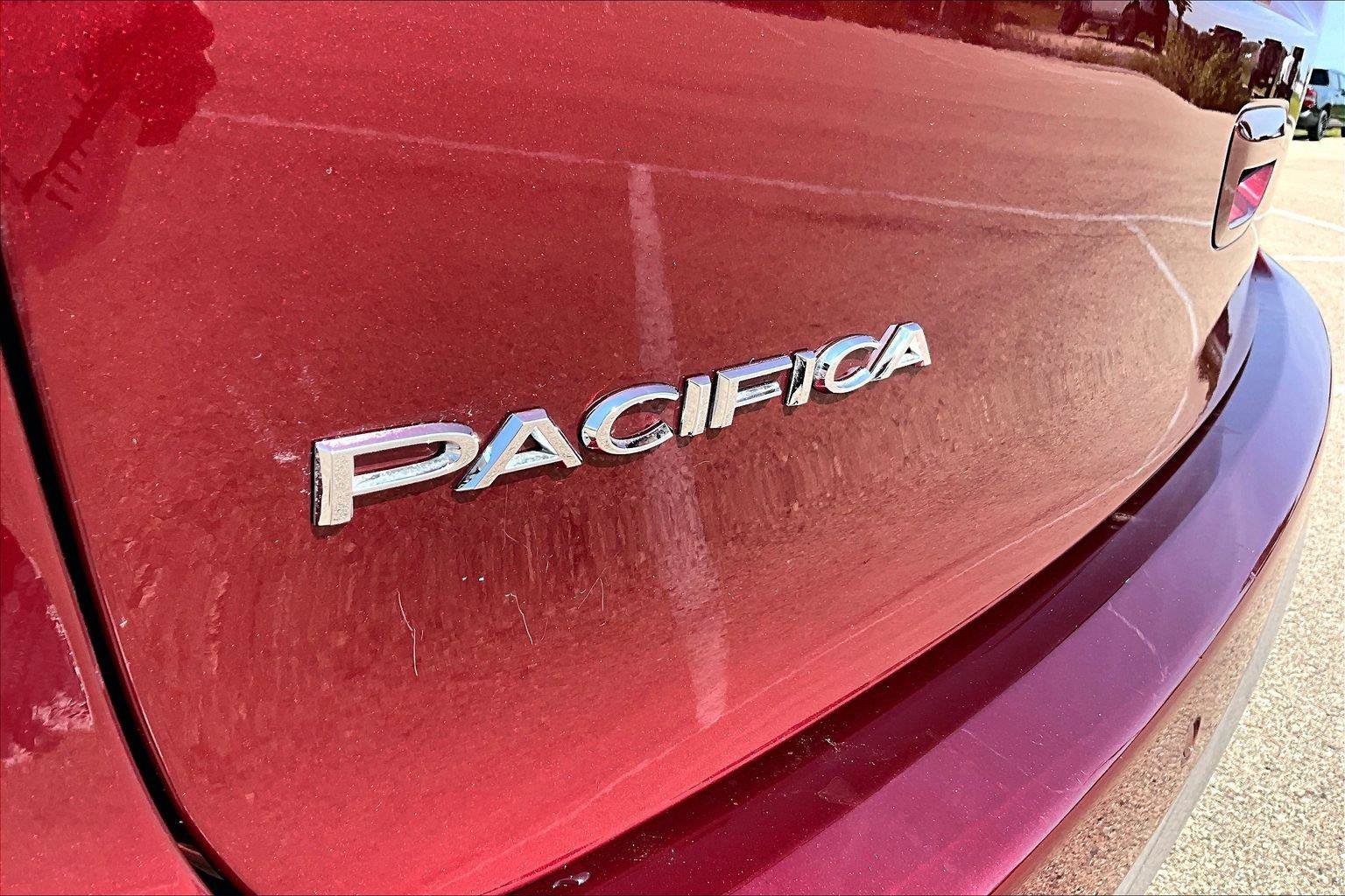 Used 2023 Chrysler Pacifica Touring-L AWD/4WD image 10