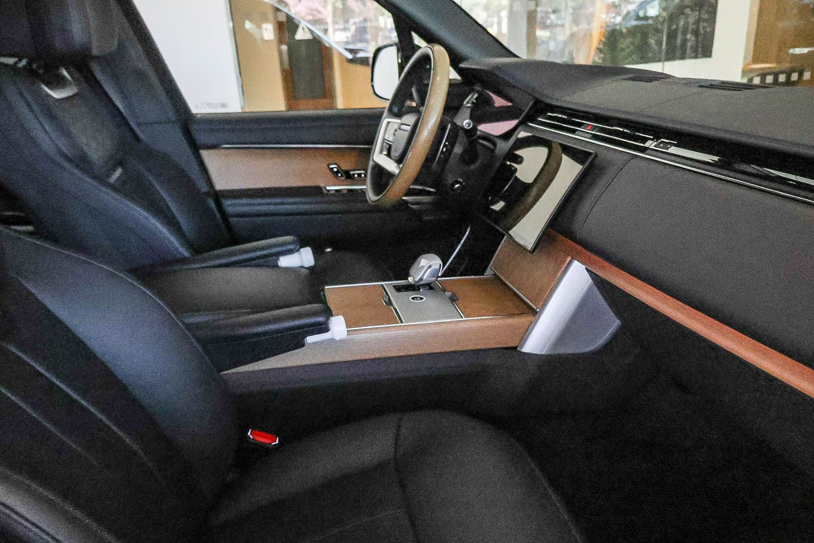 Used 2024 Land Rover Range Rover SV image 16