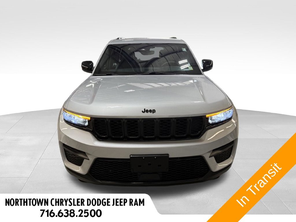 Used 2023 Jeep Grand Cherokee Altitude AWD/4WD image 5