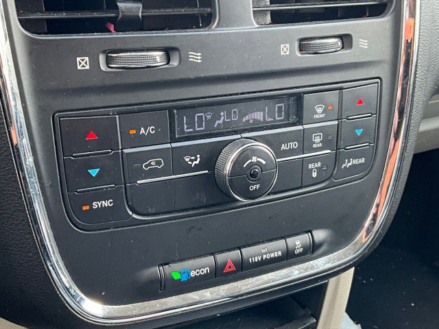 Used 2013 Chrysler Town & Country Touring-L FWD image 10