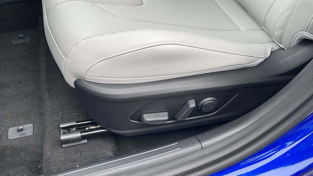 New 2025 Hyundai Elantra Limited image 29