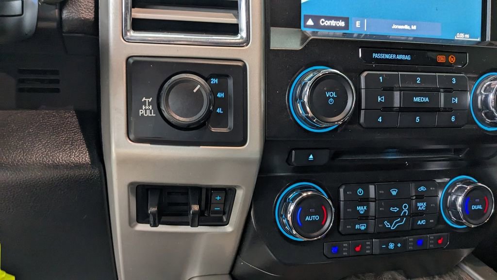 Used 2017 Ford F350 Lariat w/ Chrome Package image 31