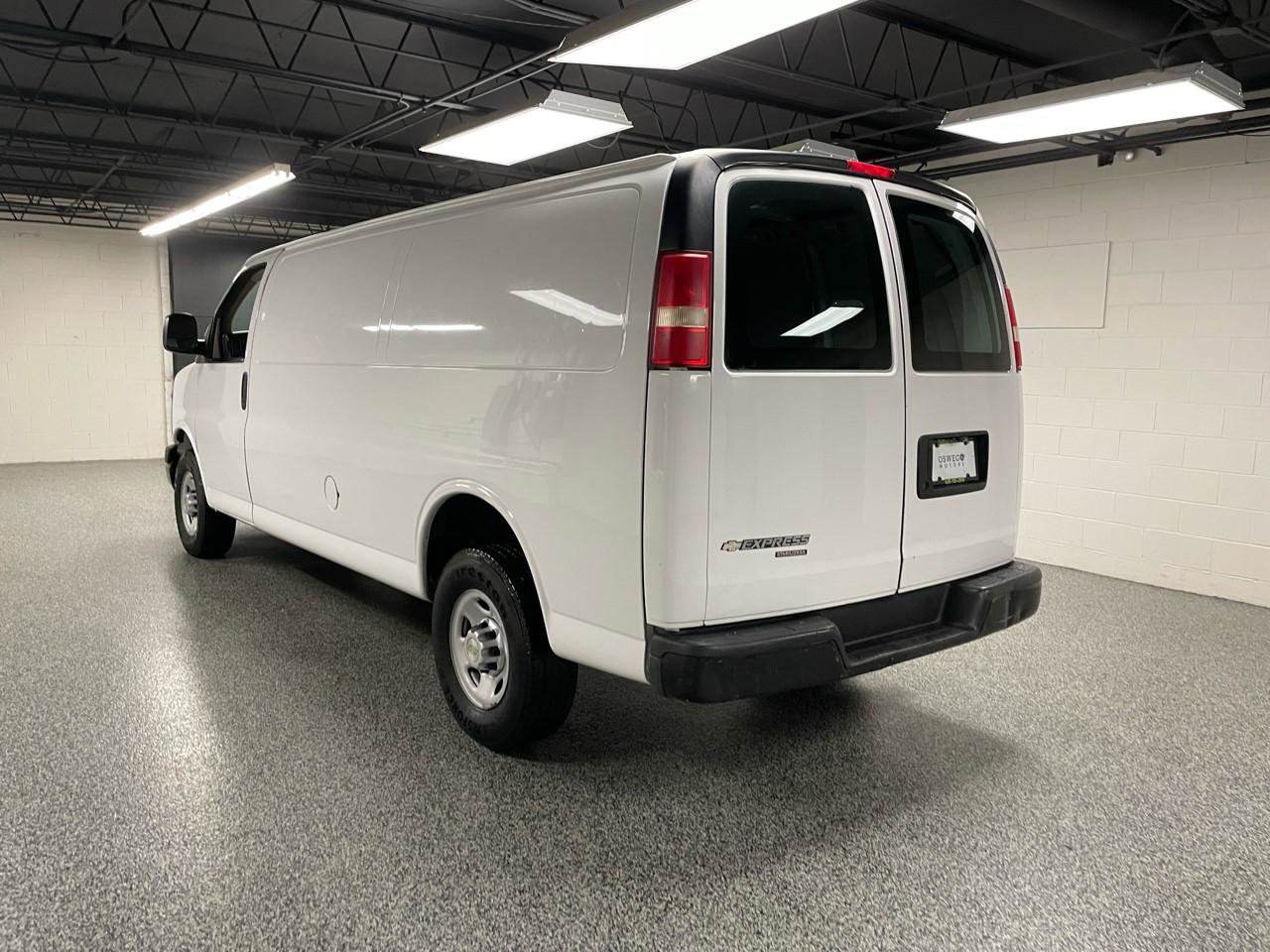 Used 2014 Chevrolet Express 2500 Extended RWD image 3