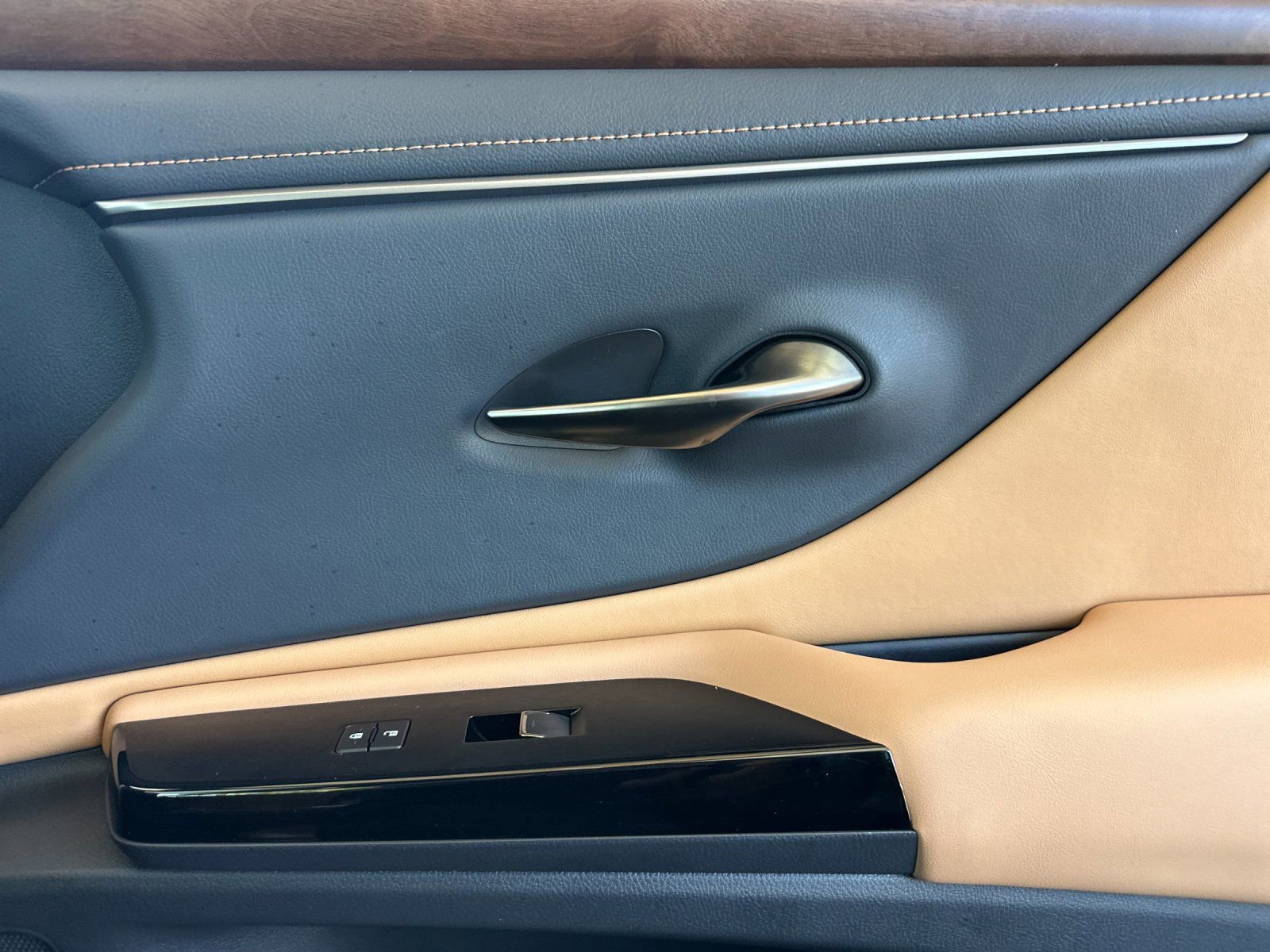 Used 2025 Lexus ES 300h w/ Premium Package FWD image 19