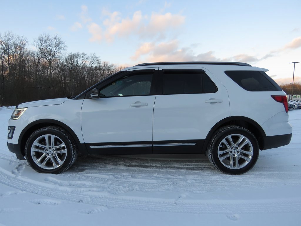 Used 2017 Ford Explorer XLT w/ Equipment Group 202A image 8